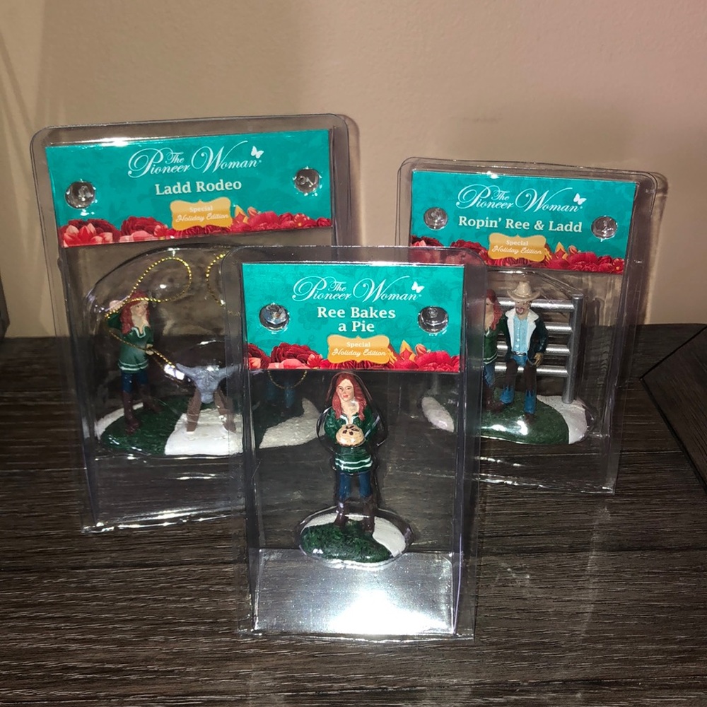 Set of THREE Pioneer Woman figures new